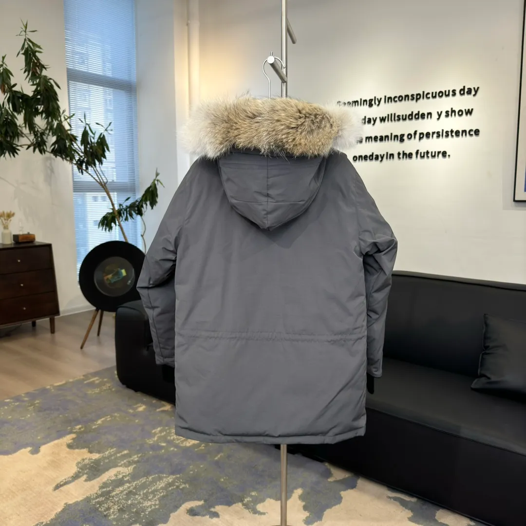P800 🇨🇦Canada Goose "Canada Goose" 🇨🇦 Beichen White / 08 Expedition Parka 4660M Product color: black, off-white, red, sand pink, sky blue, graphite gray, Beichen white, navy, sky blue, gray camouflage gray black label Product size: XS, S, M, L, XL, XXL The Expedition was originally a parka designed for scientists at the McMurdo Research Station in Antarctica. Whether your next journey takes you into the frozen urban jungle or across uncharted ice fields, wear Canada Goose's Expedition Parka and get proven results year after year in Antarctica by the National Science Foundation's Center for Polar Research.  Material list: 1⃣ Uses Y-shaped Velcro imported from Taiwan (exclusive in the market) 2⃣ Uses 18-count polyester-cotton blended fabric imported from South Korea (authentic synchronized fabric) 3⃣ National standard 80% white duck down, (zp uses 80% white duck down/90% of all boasts are fake) 4⃣ Western Canadian coyote hair (non-market dyed fox hair filled with wolf hair) Material analysis characteristics: 1⃣ The original/polyester-cotton fabric has a high polyester fiber content, and the polyester-cotton fabric has high heat and light resistance and good stability. It has bright colors, high fiber strength, durability, light resistance, heat resistance, and straightness. 2⃣ As we all know, the original version uses 80% white duck down. The fill power refers to the cubic inches of volume occupied by each ounce (30 grams) of down under certain conditions. If one ounce of down occupies 500 cubic inches, the fill power of the down is 500. So we can simply understand it as: fill power is the volume of down, and the volume of down is fill power. The higher the fill power of down, it means that under the same filling amount, down can fix a larger volume of air layer to keep warm and insulate, so the warmth retention of down is better. 3⃣ Western Canadian coyote hair, "large range of selected neck hair" is soft and fluffy, each wolf hair is 60-63 long / 14-16 wide at the peak, this width + preferred parts. It is basically unmatched by the same industry